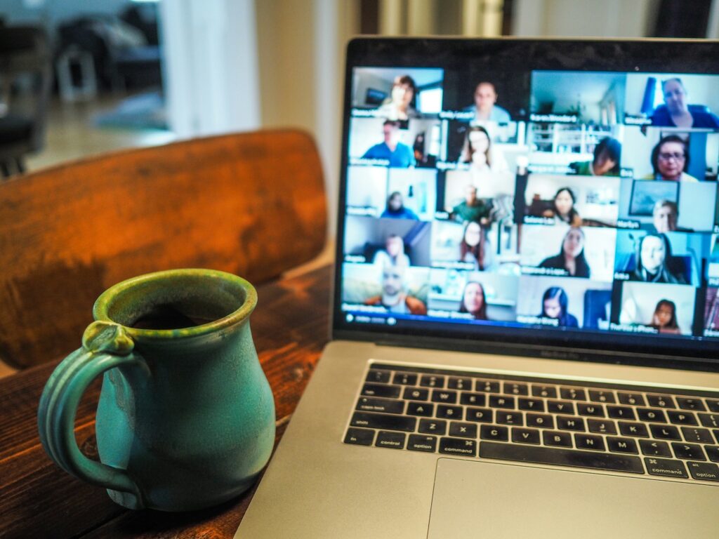 Symbolbild Videocall, Führung von Remote-Teams
