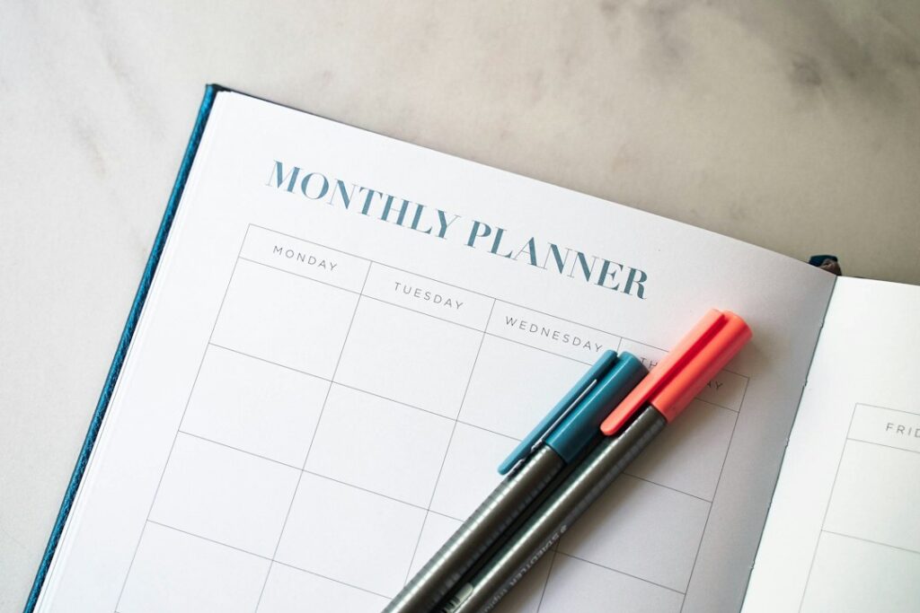 Kalender und Stifte für die Planung des Strategietags
